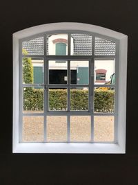 Der Blick durchs Fenster auf die Terrasse des Cafés mit Blick auf den Agentenhof